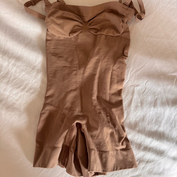 SKIMS Seamless Sculpt Strapless Shortie Shapewear XS Clay NWOT - Picture 2 of 14